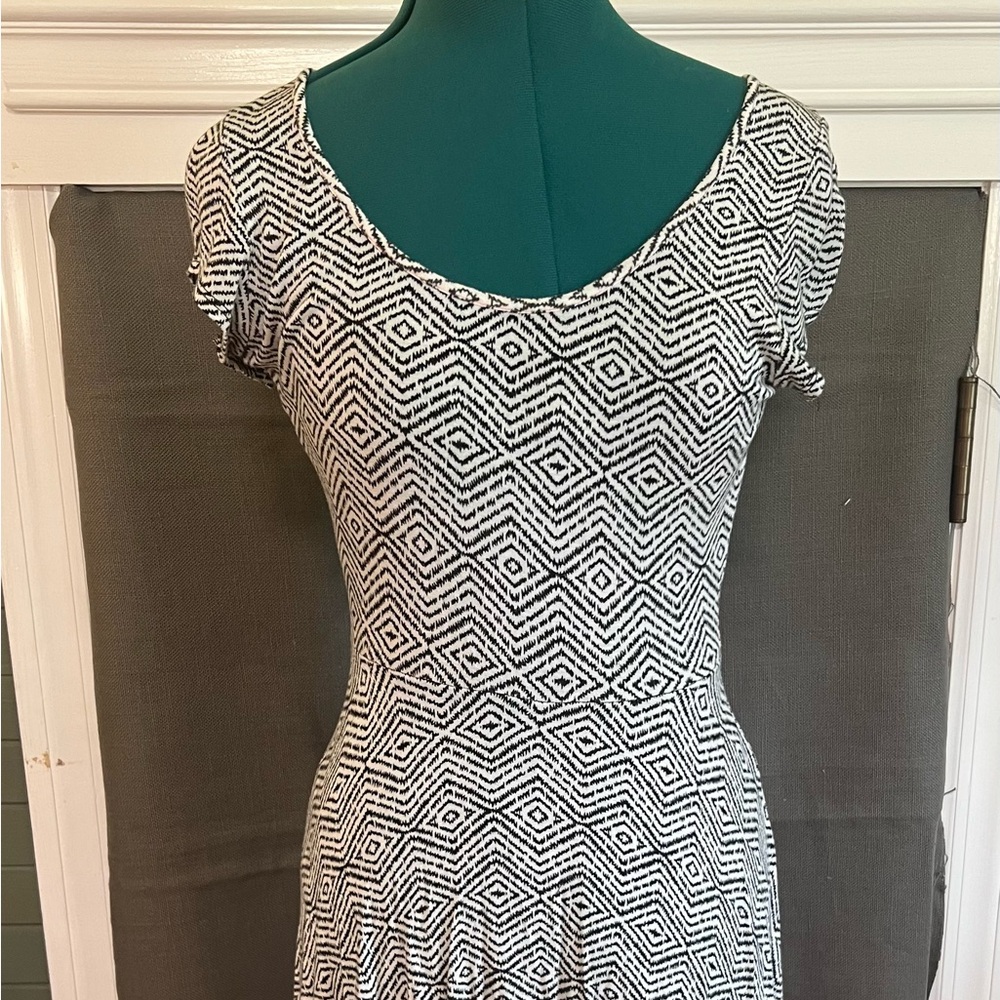 LAST CHANCE Black and White Geometric Pattern Dress Small